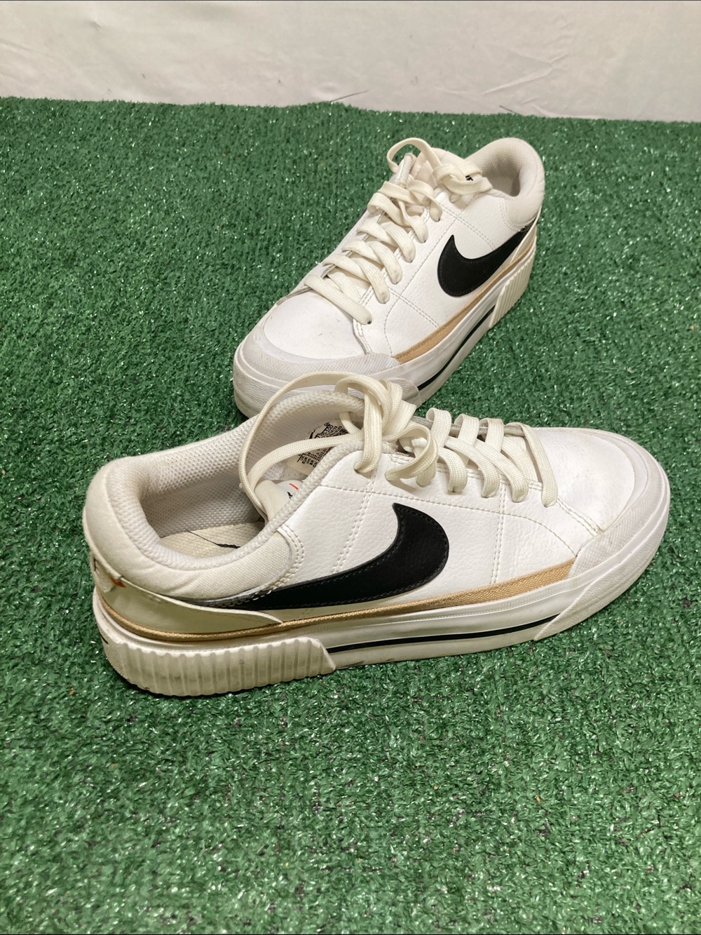 Nike Women's White Sneakers with Black Swoosh and Gold Trim sz 8 (OKPM-10-07)